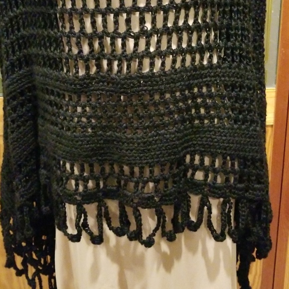 Handmade black soft poncho - Picture 6 of 7